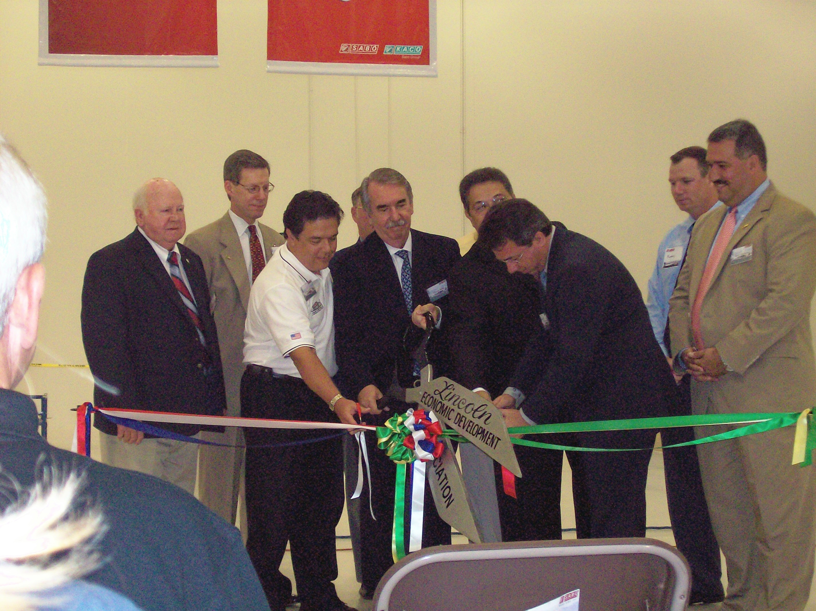 Lincoln Economic Development group at ribbon cutti